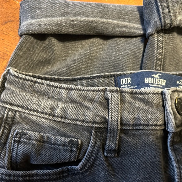 COPY - Hollister Ultra High Rise Mom Jeans - Picture 9 of 11